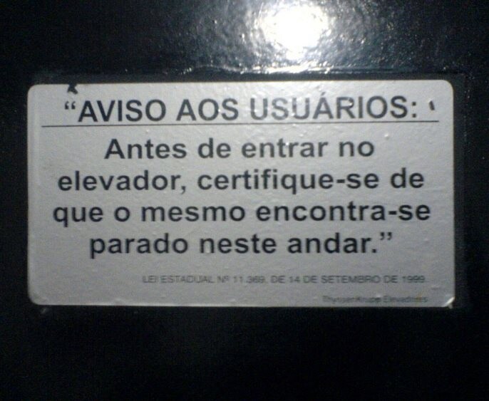 foto de placa dizendo:<br><br>“AVISO AOS USUÁRIOS<br>Antes de entrar no elevador, certifique-se de que o mesmo encontra-se parado neste andar.“<br>LEI ESTADUAL N. 11.389 DE 14 DE SETEMBRO DE 1991“