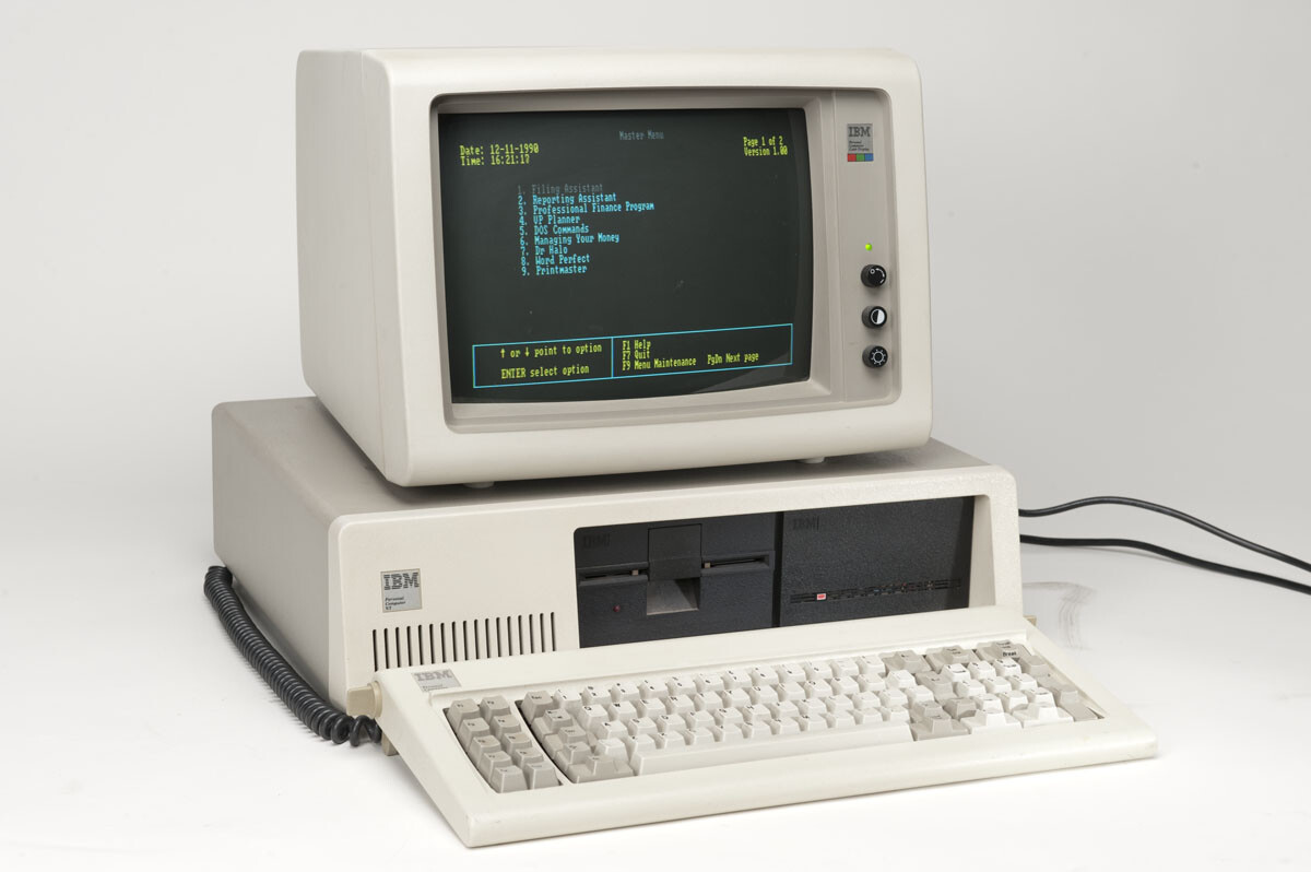 Foto de um PC XT ligado 