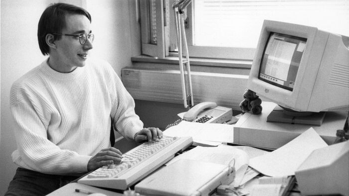 Foto em preto e branco de Linus Torvalds em 1994