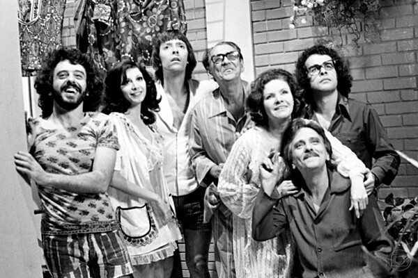 Foto em preto e branco do elenco da versão original de A Grande Família