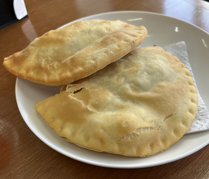 Dois pastéis no meu prato, em foto tirada ha 20 minutos