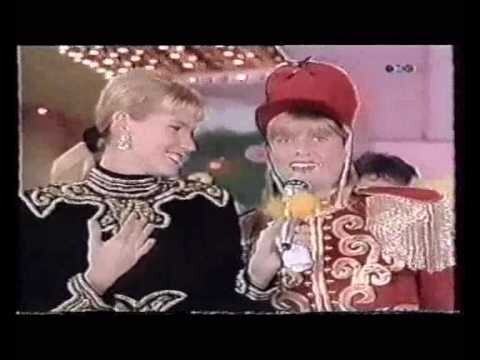 Xuxa e uma das paquitas em cena da estreia do programa em espanhol.