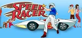 Cena da abertura de Speed Racer, com o personagem em frente ao seu carro Mach 5.