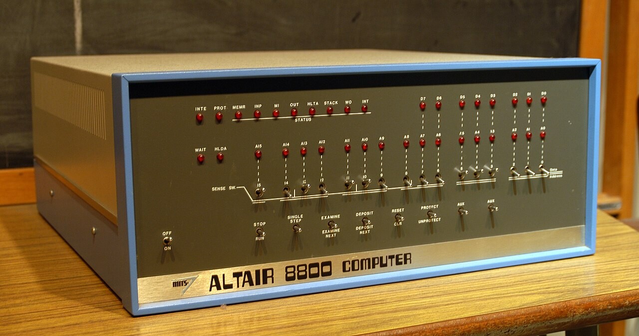 Foto de um Altair 8800 com seu painel de luzes e chaves