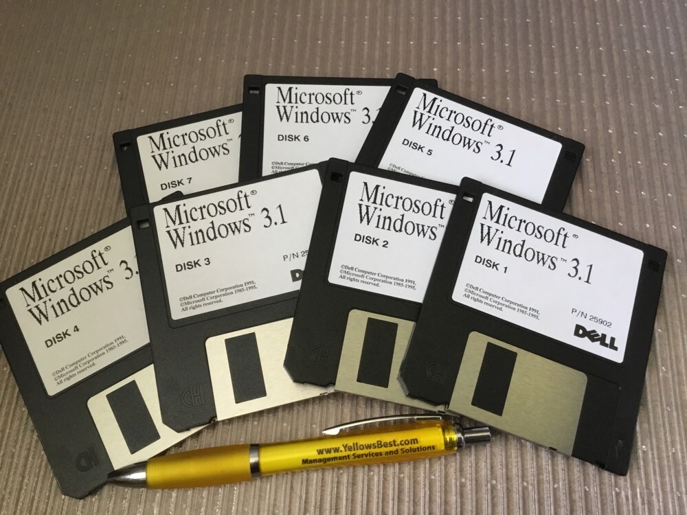 Foto de um conjunto de disquetes de instalação do Windows 3.1
