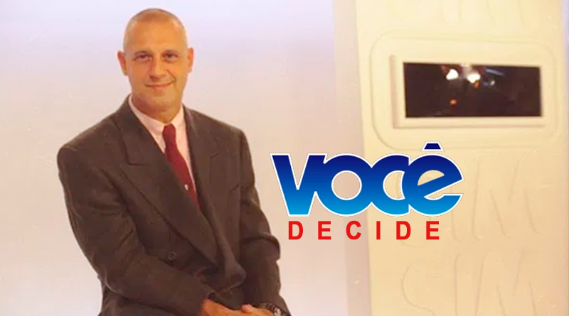 Foto de Antônio Fagundes, em sua fase sem cabelos, na bancada do Você Decide.