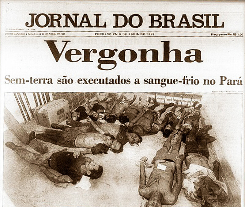 Capa de jornal do dia seguinte, com o título “VERGONHA“, e foto das vítimas