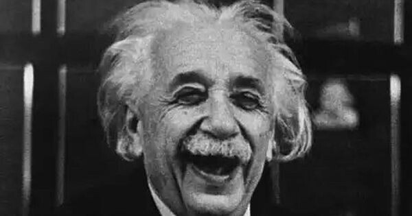 Foto em preto e branco de Albert Einstein sorridente