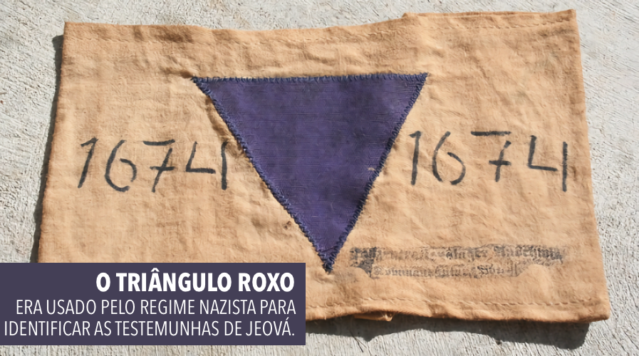 Foto de braçadeira com a legenda: <br><br>O TRIÂNGULO ROXO ERA USADO PELO REGIME NAZISTA PARA IDENTIFICAR AS TESTEMUNHAS DE JEOVÁ.