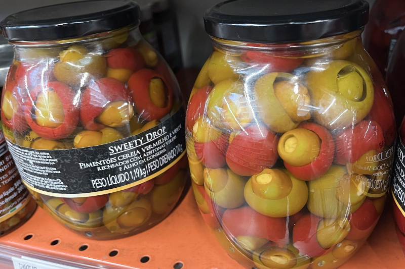 dois vidros de conserva de pimentões-cereja recheados com azeitonas