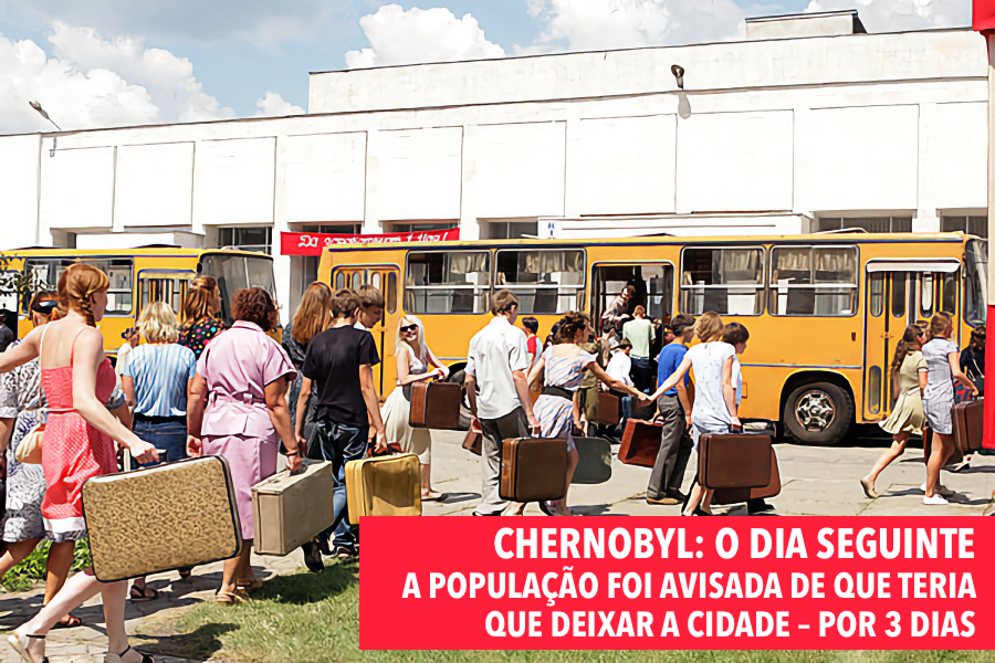 Foto de uma fila de pessoas, com malas na mão, se dirigindo aos ônibus estacionados.