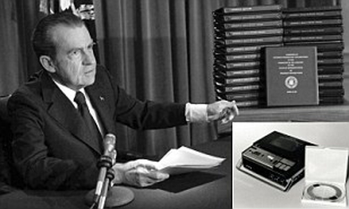 Nixon, uma pilha de transcrições, e um gravador de fita
