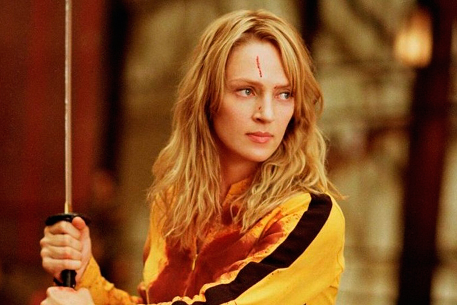Uma Thurman, katana em punho, protagonizando Kill Bill