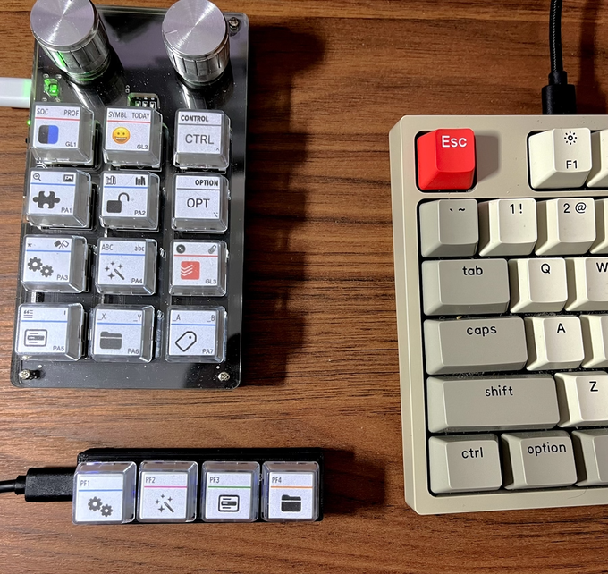 Minha mesa com 3 teclados, incluindo um teclado programável de 4 teclas