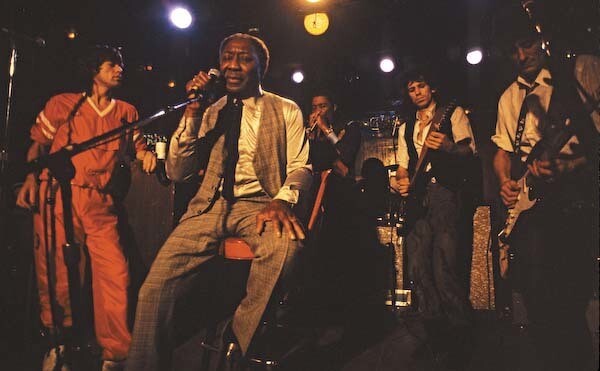 Muddy Waters no palco, à frente dos Rolling Stones