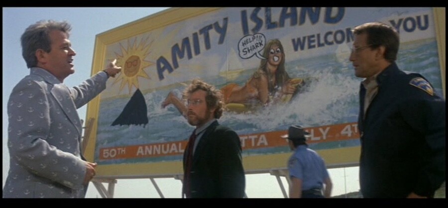 Cena em que o prefeito da cidade ameaçada pelo tubarão se exalta pelo efeito negativo que a divulgação do fato pode ter sobre a temporada turística