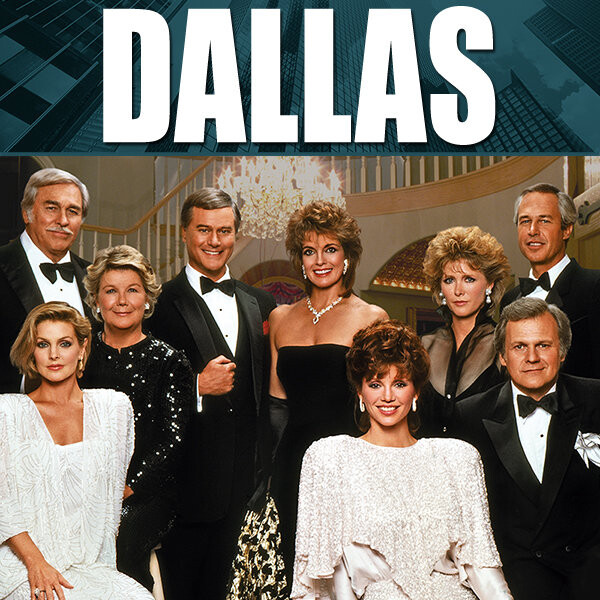 Banner promocional mostrando os personagens centrais da série Dallas, em trajes de gala