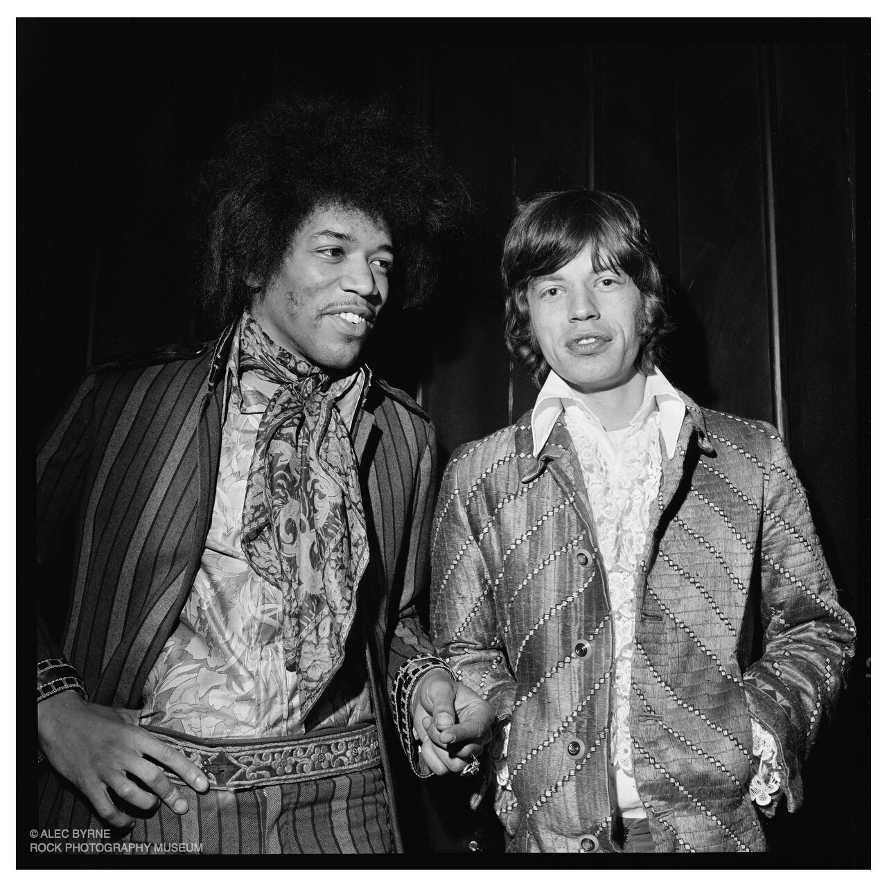 Hendrix e o jovem Jagger em foto em preto e branco