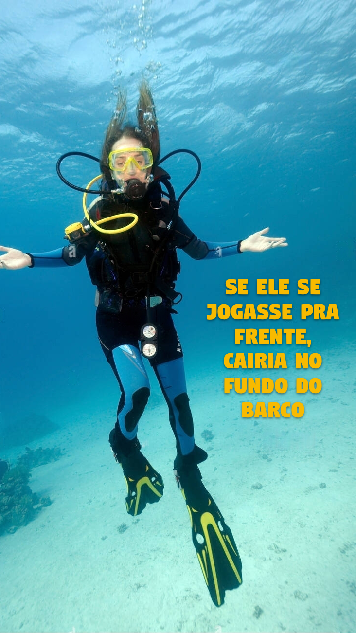 mergulhadora submersa, com os braços abertos, e a legenda: se ele se jogasse pra frente, cairia no fundo do barco