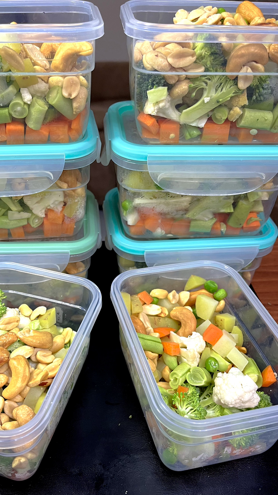 8 potes herméticos com legumes picados bem coloridos: cenoura, vagem, couve-flor, brócolis, batata, ervilha e mais amendoim e castanha de caju