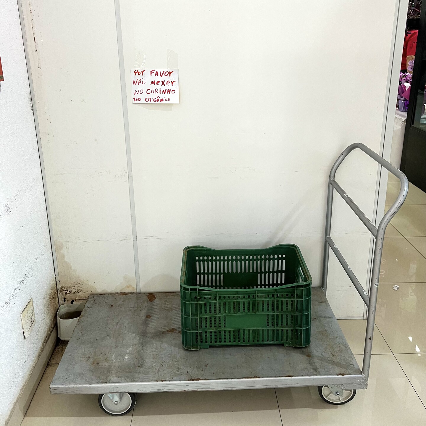 Foto de um carrinho e o cartaz dizendo “favor não mexer no carinho do orgânico”