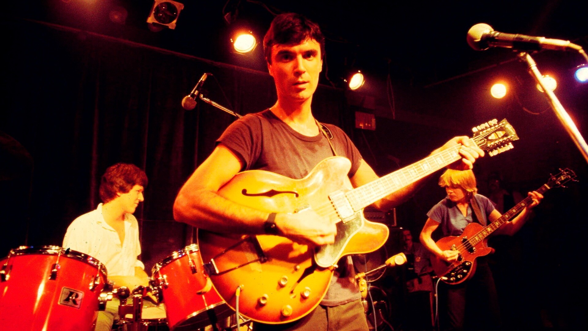 David Byrne no palco com o Talking Heads