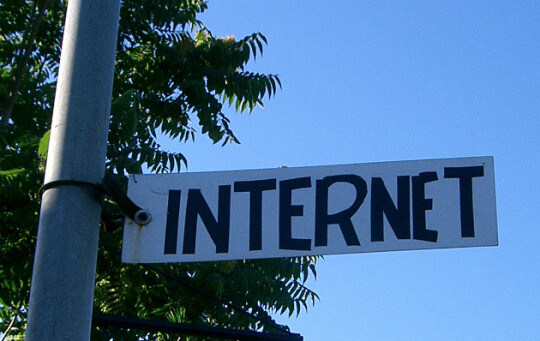 Tabuleta presa a um poste, com a palavra “INTERNET“