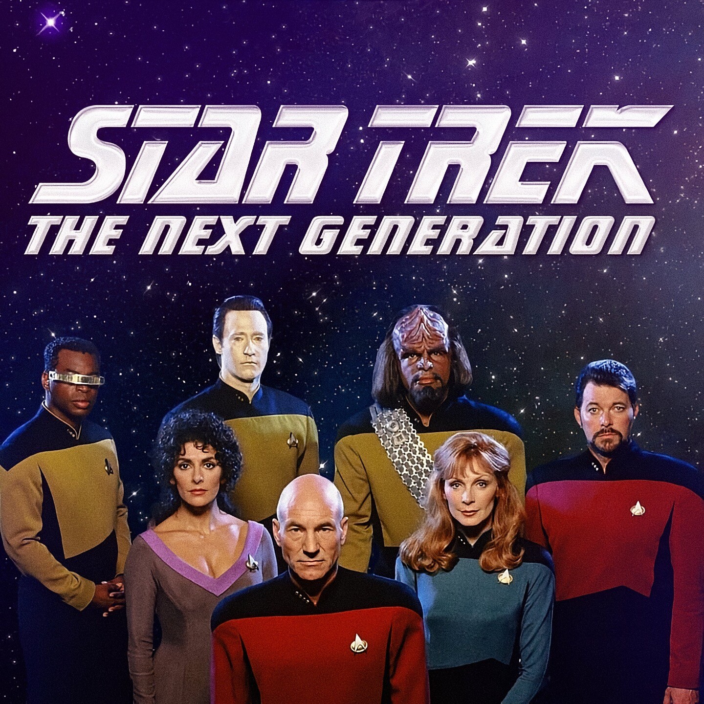 Banner do seriado, com seus 7 personagens centrais, incluindo o capitão Picard.