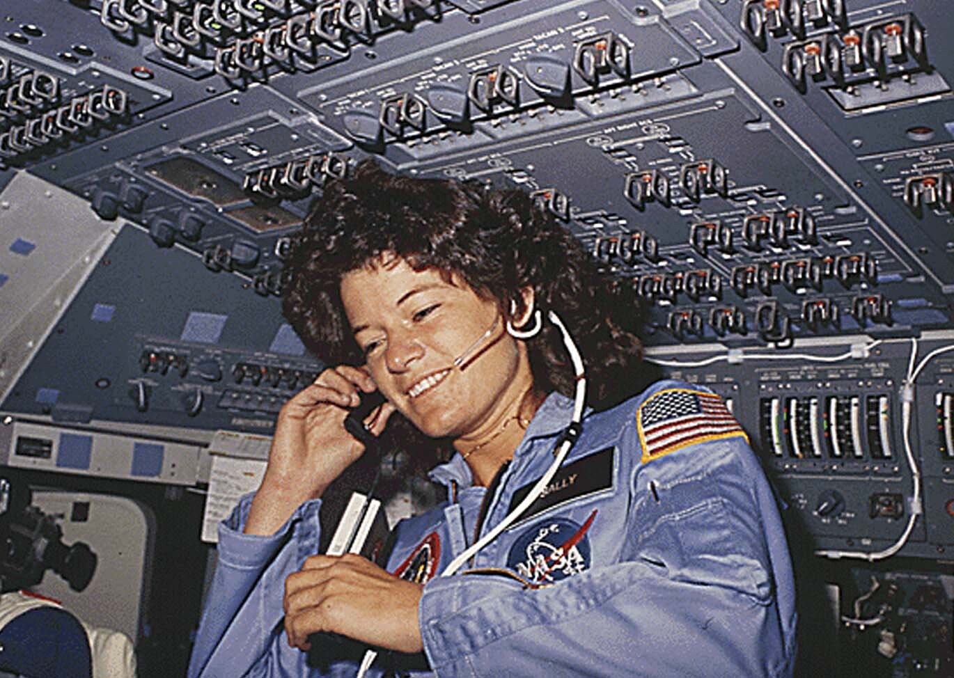 Sally Ride na cabine de um Super Jumbo