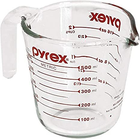Um pirex medidor, de pyrex, da marca Pyrex