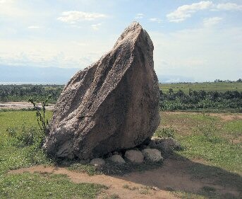 O monumento, uma grande pedra apoiada sobre 4 pedras menores