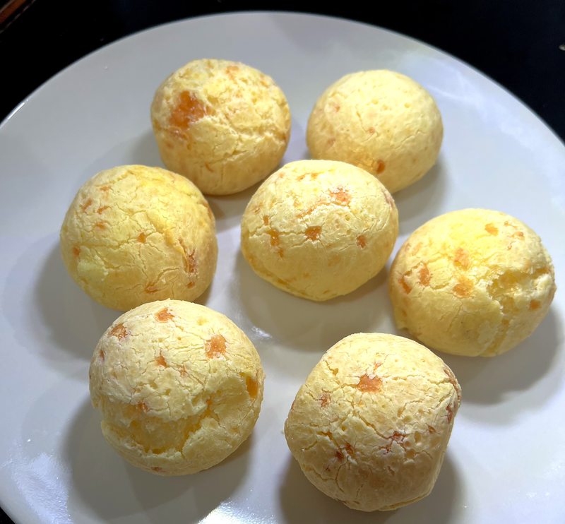 7 pães de queijo tamanho médio com recheio de requeijão