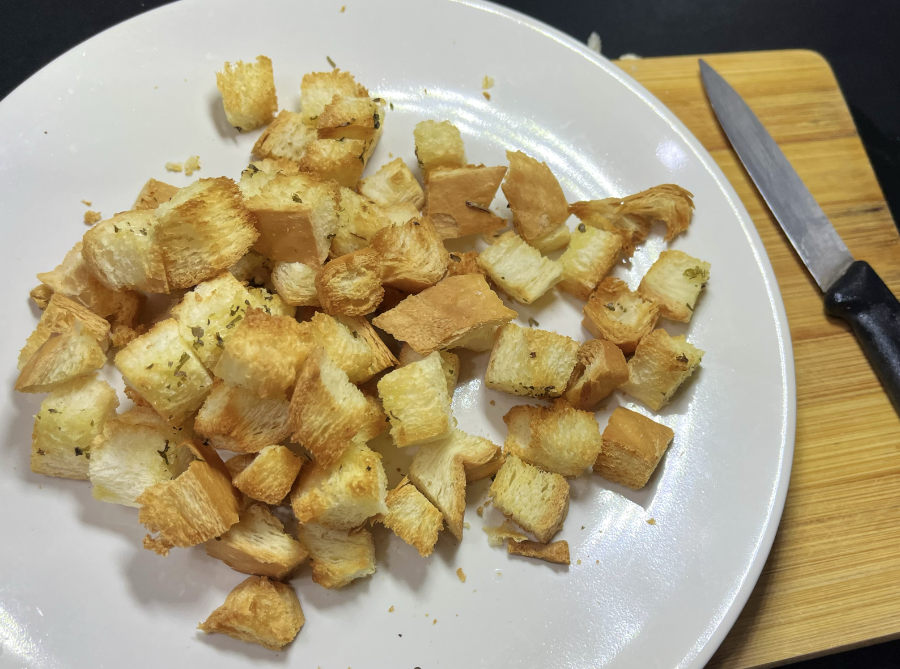 Um prato de cubinhos de torradas temperadas