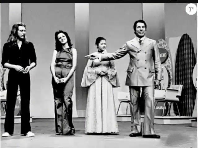 Foto em preto e branco de gravação de programa Sílvio Santos nos anos 1960