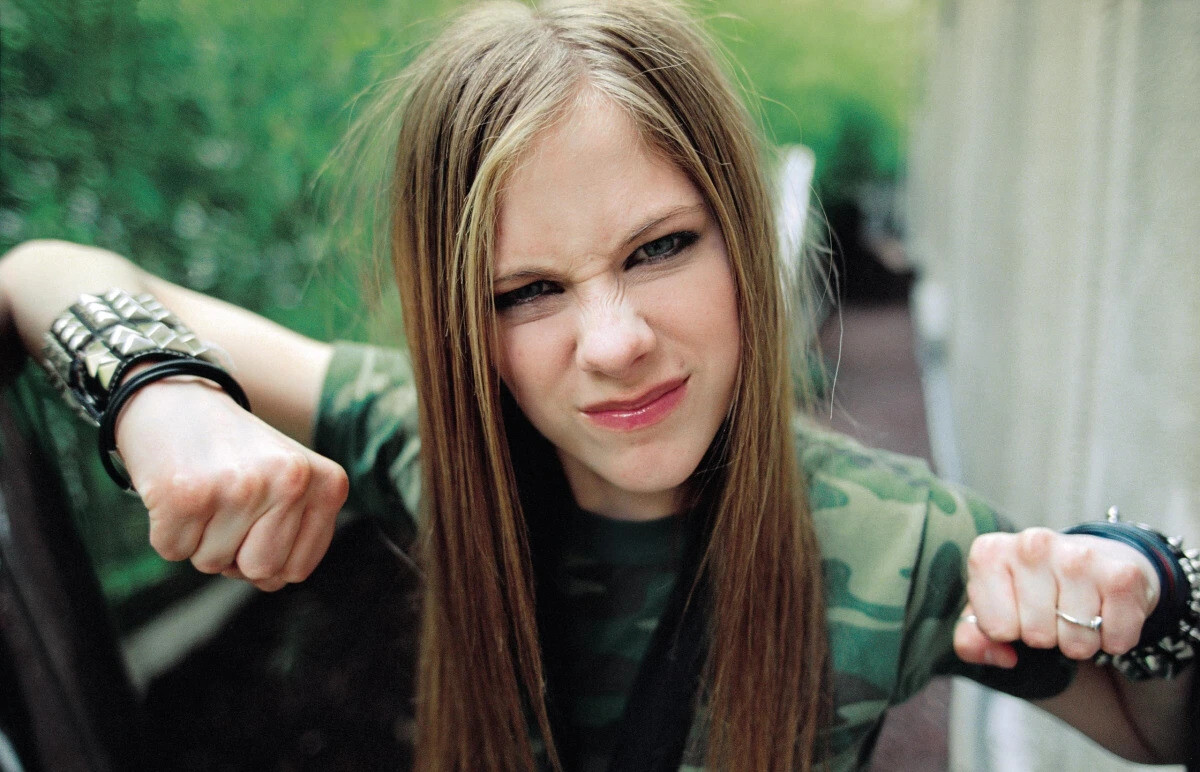 Avril Lavigne original fazendo pose pop punk em 2002