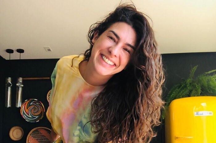 Fernanda Paes Leme sorri para a câmera