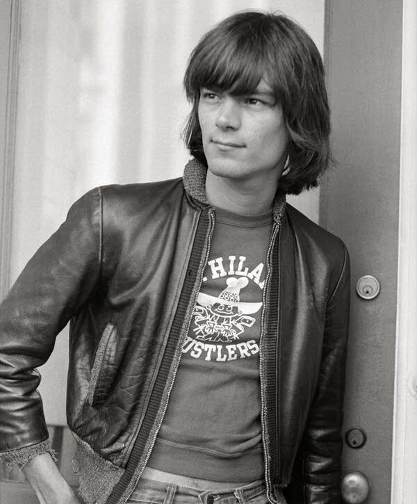 Foto em preto e branco de Dee Dee Ramone, de jaqueta de couro