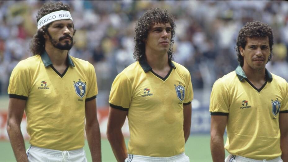Sócrates e Casagrande em campo, perfilados, na Copa de 1986