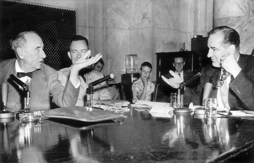 Welch, à esquerda, coloca em dúvida a decência de McCarthy