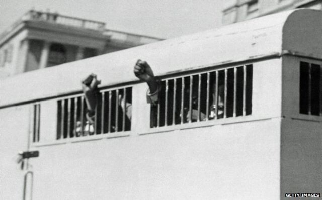 Os punhos de Mandela, em um transporte entre a prisão e um tribunal do apartheid, em 1962