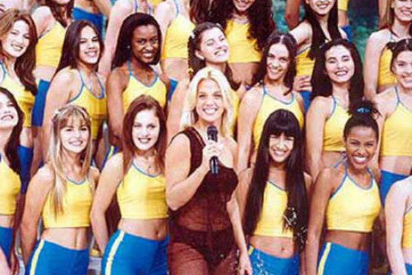 Carla Perez à frente do Fantasia, com o corpo de baile ao fundo