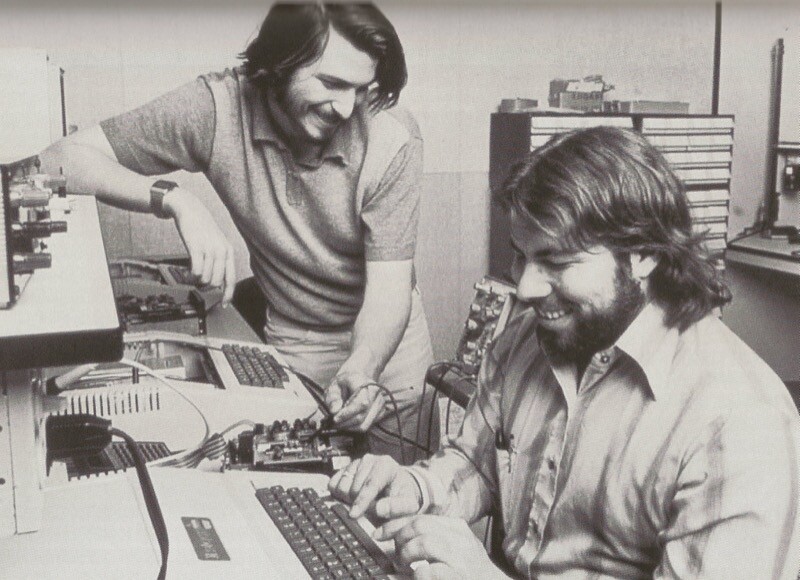 Jobs e Wozniak na bancada com um Apple II