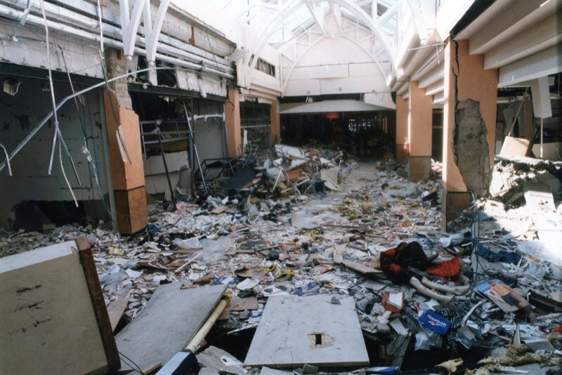 Escombros no local da praça de alimentação do shopping