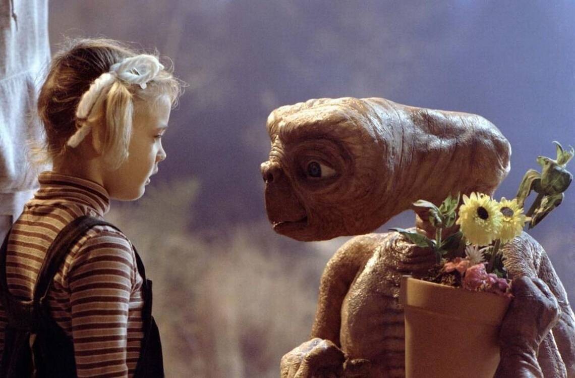 Drew Barrymore contracena com o E. T. 