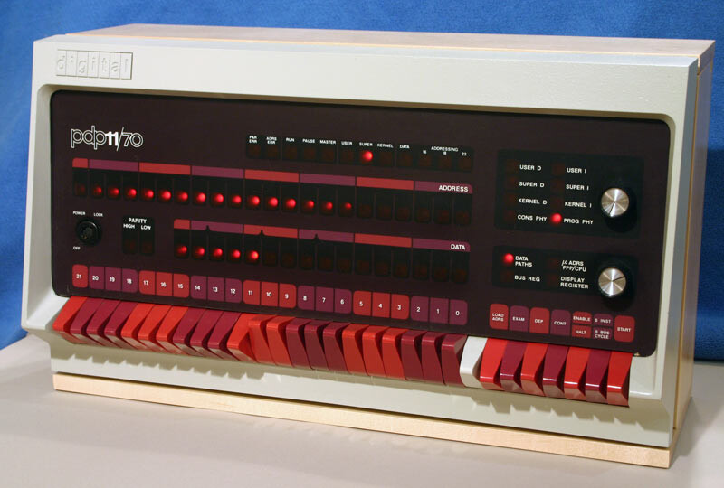 O charmoso painel de um PDP-11