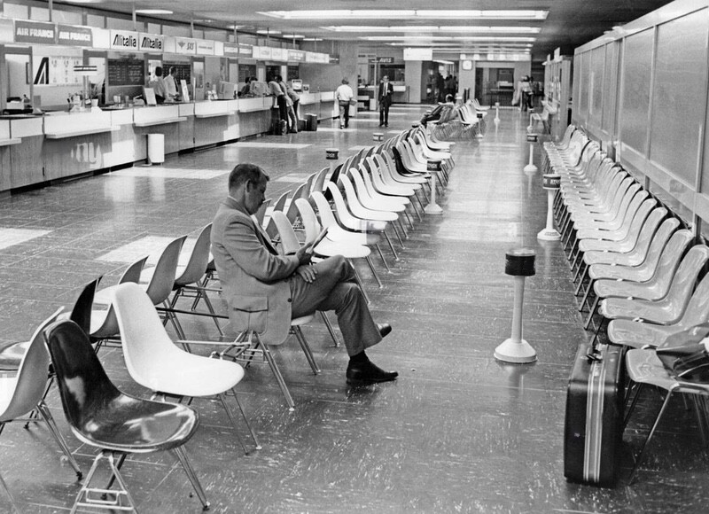 Foto em preto e branco de um aeroporto vazio