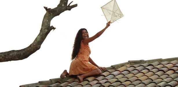 A protagonista busca uma pipa no telhado, recriando cena clássica da adaptação original estrelada por Sônia Braga