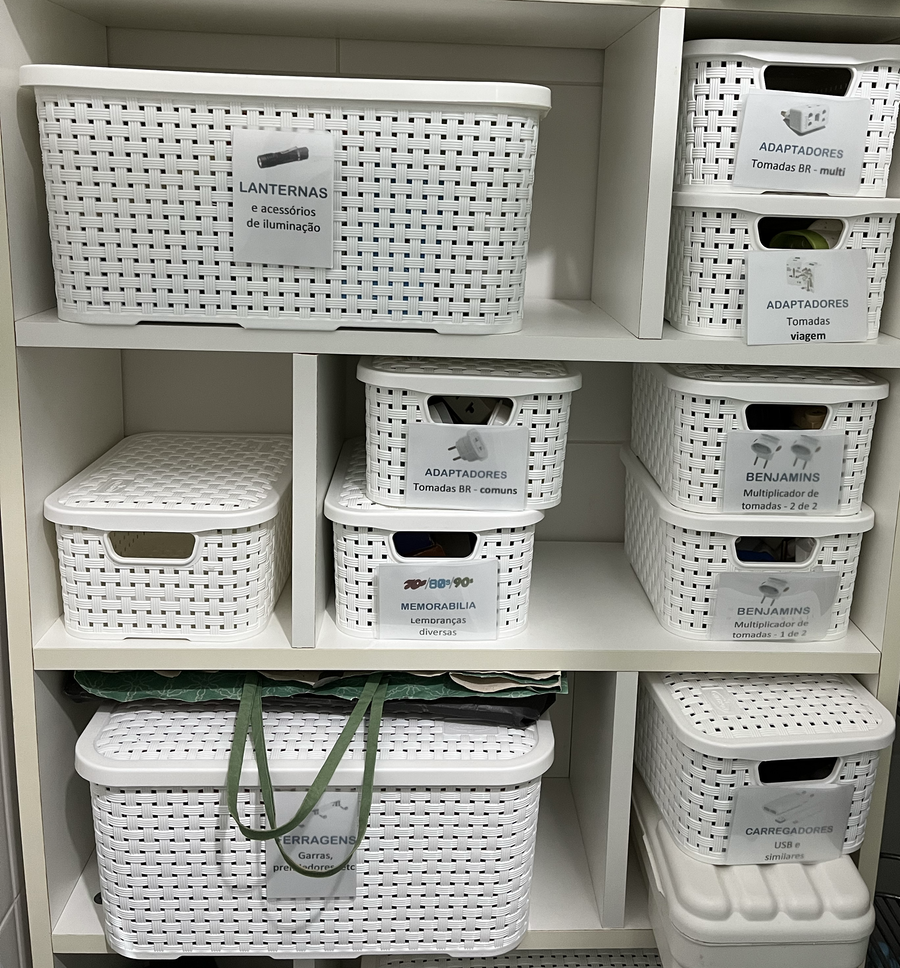 prateleira com caixas etiquetadas para guardar quinquilharias