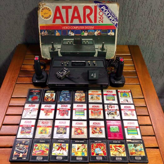 Um Atari brasileiro da Polyvox, com controles da Dynacom e uma coleção de cartuchos