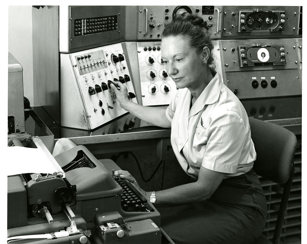 Ethel Marden no console do SEAC em 1959<br>